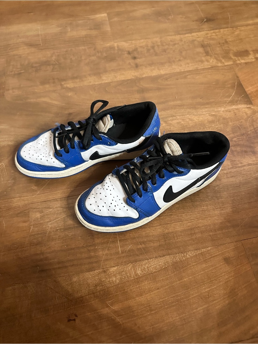 Nike Low-Top Sneakers in White, Blue & Black